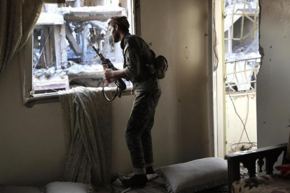 Un soldado de las Fuerzas Democráticas Sirias en Raqqa el pasado mes de julio.