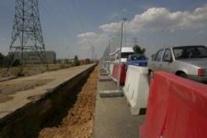 Uno de los carriles del cruce de Villaobispo, cortado con motivos de las obras de la Ronda Este