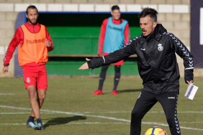 Rubén de la Barrera dando instrucciones a sus jugadores durante un entrenamiento. SECUNDINO PÉREZ