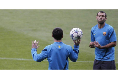 Messi bromea con Mascherano en el entrenamiento de ayer.