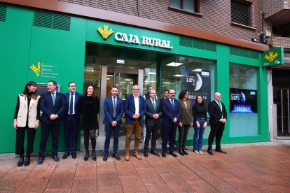 El director general de Caja Rural, Cipriano García, inaugura la nueva oficina de Caja Rural en Ponferrada. CÉSAR SÁNCHEZ