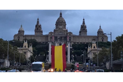 Bandera desplegada por VOX en Barcelona
