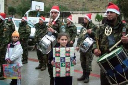 Soldados españoles celebran la Navidad en Líbano regalando juguetes a niños.