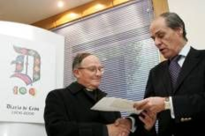 Cipriano Rueda recibe el premio de manos del vicepresidente de Diario de León, Sergio Cancelo