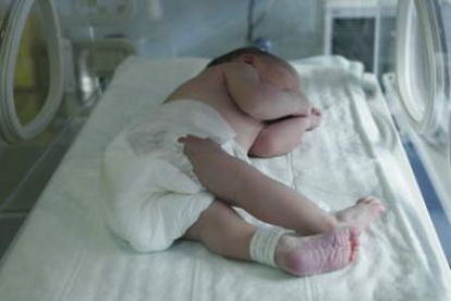 Un recién nacido duerme en una de las incubadoras del hospital, en una imagen de archivo.