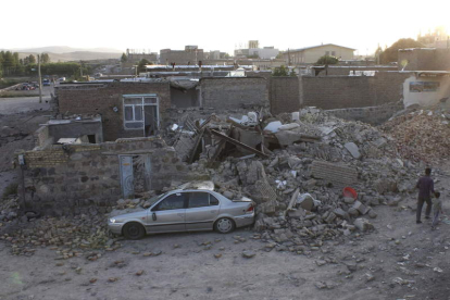 Imagen de una casa derruida en la ciudad de Varzeqan, tras los dos terremotos.
