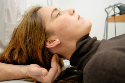 Imagen de un tratamiento de un fisioterapeuta a una paciente. CPFCYL