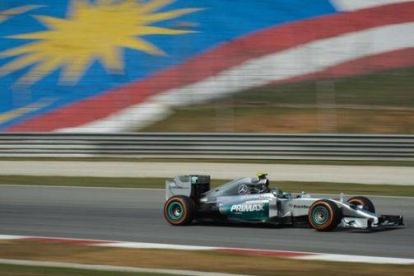 Rosberg, al volante de su Mercedes, en los ensayos libres del GP de Malasia.
