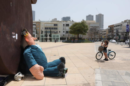 Muñeco realizado por un artista local para despedir a Netanyahu. ABIR SULTAN