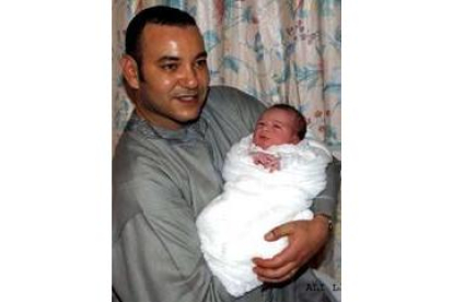 El rey Mohamed VI posa con su hijo a las pocas horas de su nacimiento
