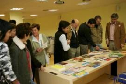 Un momento de la entrega de libros en la Biblioteca Pública de León