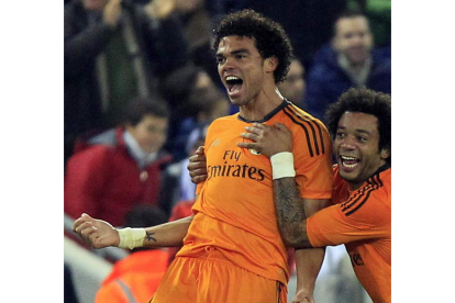 Pepe celebra junto a Marcelo el tanto de la victoria del Real Madrid frente al Espanyol.
