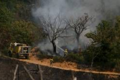 Imagen de archivo de un grupo de trabajadores forestales sofocando un incendio