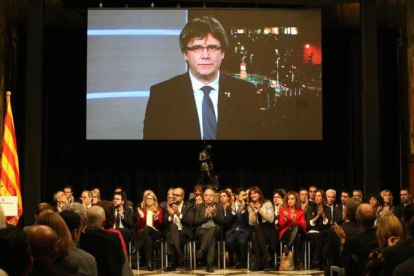 Carles Puigdemont interviene a través de videoconferencia en el acto de presentación del Consell per la República, en el Palau de la Generalitat.