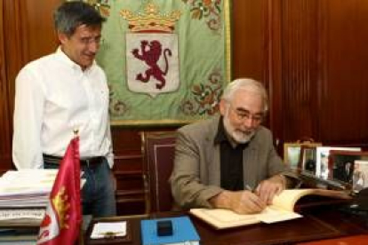 El escritor leonés Juan Pedro Aparicio con el alcalde de la ciudad, Francisco Fernández