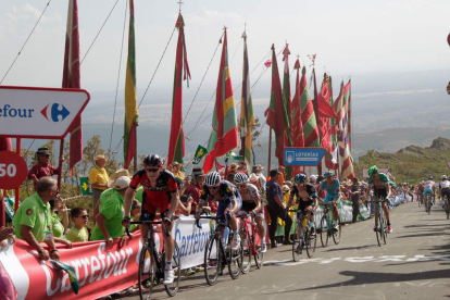 Los pendones estuvieron presentes en la segunda presencia de la Vuelta en La Camperona en 2016. S. PÉREZ