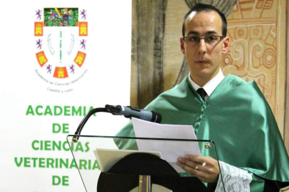David Martín Hidalgo recibe el premio del Consejo de Colegios Profesionales de Veterinarios de Castilla y León.