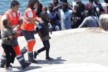Rescate de 149 inmigrantes, entre los que había varios menores, que viajaban en una patera, el pasado mes de julio en Tarifa.