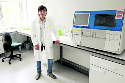 Diego Fernández Lázaro, en el laboratorio de Valladolid. DL