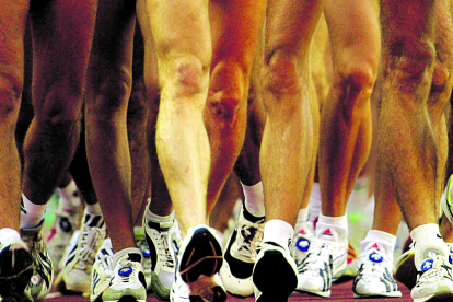 Musculosas piernas de los participantes en la final de los 50 kilómetros marcha, en el Estadio Olímpico de Sydney. EMILIO MORENATTI