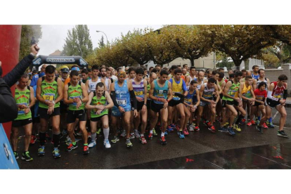 La sexta edición de los ‘10 Kilómetros de León’ contó con más de un millar de participantes en la línea de salida. Al final el triunfo fue para Pinedo y Diana.