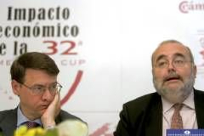 El presidente del Consejo de Cámaras, Javier Gómez Navarro, y Sevilla en la presentación del estudio