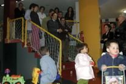 Imagen de la inauguración de la escuela infatil, en la que estuvo el delegado de la Junta Luis Aznar