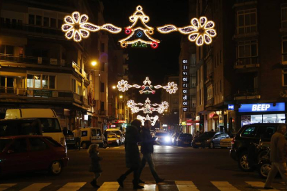Luces navideñas en una calle de León