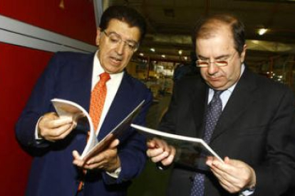 José Antonio López explica al presidente uno de los procesos de edición de libros infantiles