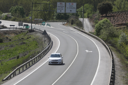 Vía de acceso en Villamartín a la Autovía del Noroeste y la nacional en dirección a Orense. L. DE LA MATA