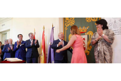 El nuevo subdelegado es felicitado por Barcones en presencia de Teresa Mata, Antonio Silván y Suárez-Quiñones, entre otros.