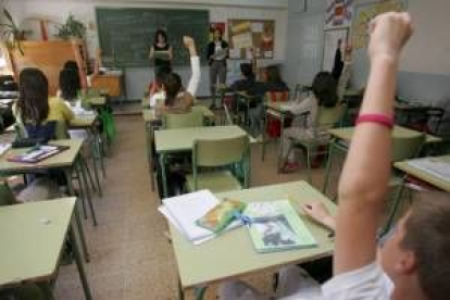 Dos profesoras imparten una clase bilingüe durante el curso pasado en el colegio Quevedo de León