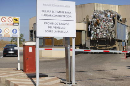 Imagen de la entrada principal del complejo del CTR en San Román de la Vega, centro de operaciones de Gersul. JESÚS F. SALVADORES
