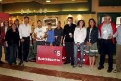 Foto de familia de los ganadores del torneo del Banco Herrero