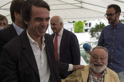 José María Aznar saluda a Fernando Savater. SANTI DONAIRE