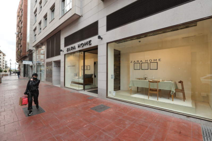 La tienda de Zara Home está ubicada en la calle Camino de Santiago de Ponferrada. L. DE LA MATA