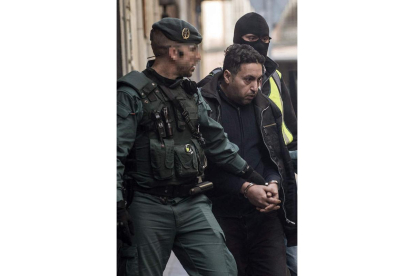 Traslado del argelino detenido en Bilbao. MIGUEL TOÑA