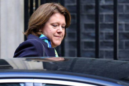 La ministra de Cultura, Maria Miller, abandona el número 10 de Downing Street, tras una reunión del Gobierno, el martes en Londres.