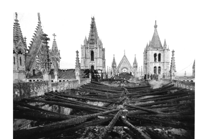 Incendio de la techumbre de la Catedral el 29 de mayo de 1966. CÉSAR ANDRÉS DELGADO/ARCHIVO DEL CABILDO CATEDRALICIO