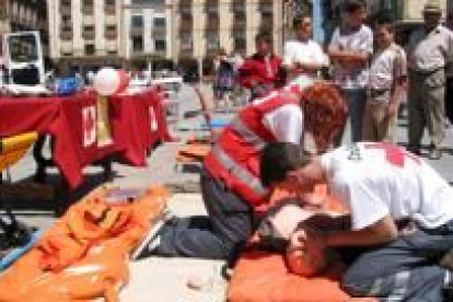 Voluntarios de Cruz Roja realizaron ayer demostraciones del funcionamiento de diverso material