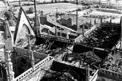 Incendio de la techumbre de la Catedral el 29 de mayo de 1966. ICAL