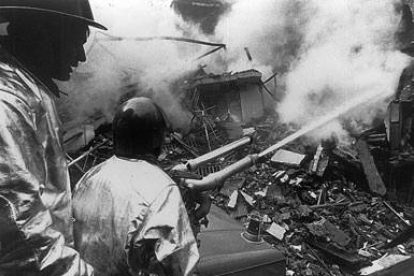 Los bomberos sofocan el fuego en las casas militares, en 1976. ARCHIVO