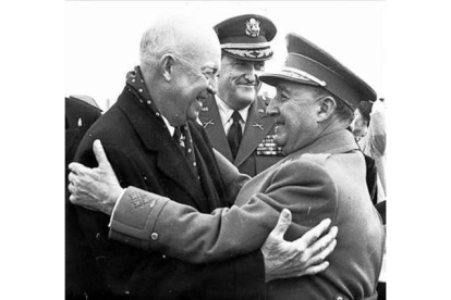 Franco y el presidente de Estados Unidos, Dwight Eisenhower, se saludan con un simbólico abrazo a la llegada de este último, en 1959, a la base militar de Torrejón de Ardoz, una de las cuatro que construyeron los norteamericanos en territorio español.