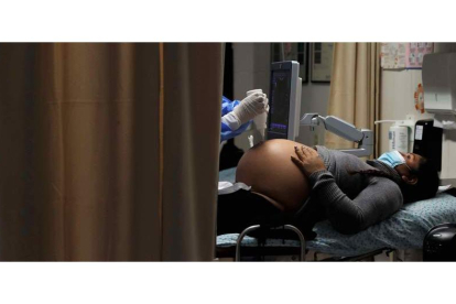 Revisión de una mujer embarazada en el Instituto Maternal de Lima en Perú, en una foto de archivo. PAOLO AGUILAR