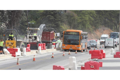 El tráfico se reconduce estos tres días por un carril de subida y otro de bajada, mientras que en los otros dos se asfalta parte del vial.