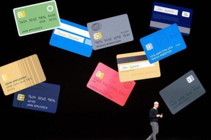 El consejero delegado de Apple, Tim Cook, presenta la tarjeta de crédito Apple Card.