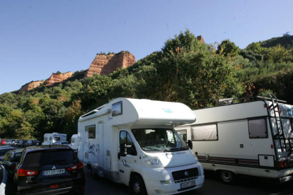 Atasco de tráfico a la entrada del pueblo de Médulas en el puente de los Santos. L. DE LA MATA