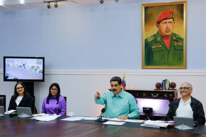 El presidente de Venezuela, Nicolás Maduro, en una reunión con su gabiente de salud.