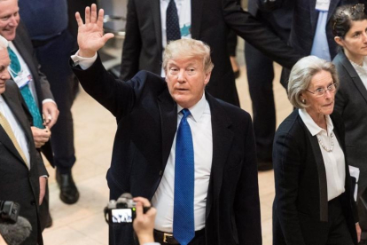 Trump saluda a su llegada al Foro Económico Mundial, en Davos, el 25 de enero.