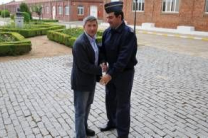 Francisco Fernández saluda al coronel al llegar a la base de La Virgen